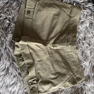 ZINC WMNS LOW WAISTED CARGO SHORTS. SIZE 0